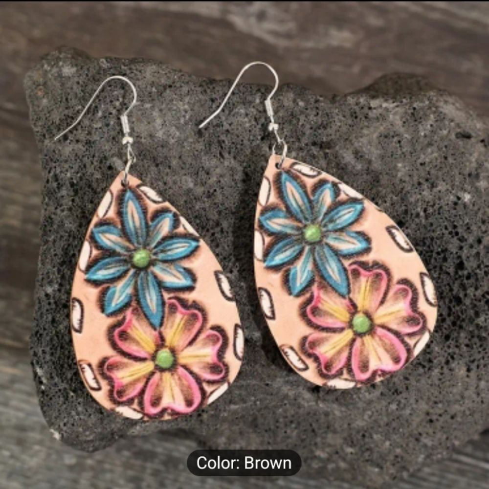Flower earrings wooden dangle droplet new e79